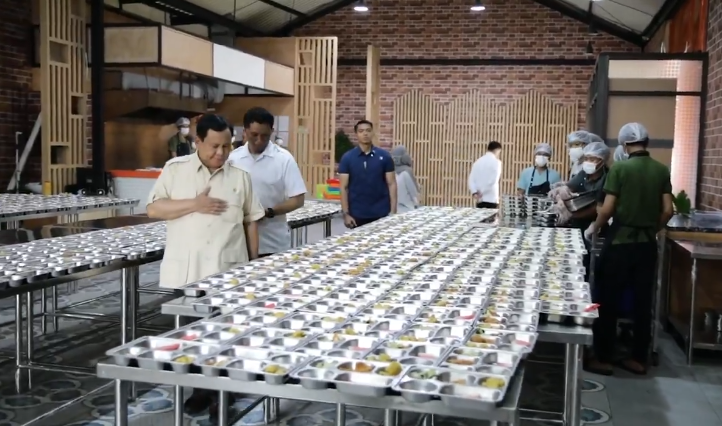 Presiden Prabowo, melihat langsung proses pembuatan makanan sebelum didistribusikan ke sekolah-sekolah. (tangkap layar X/@Ndons_Back)